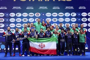عکس دسته‌جمعی جشن قهرمانی ایران در همین مسابقات جهانی آستانه
